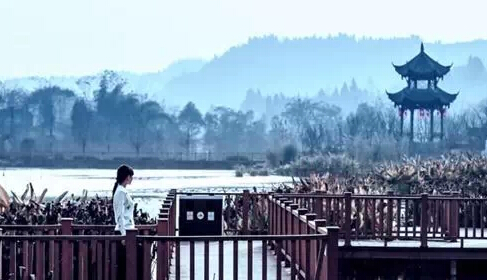 薄雾中的七彩明珠