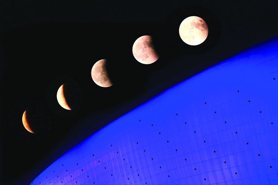 红月当空照斗城夜迷人